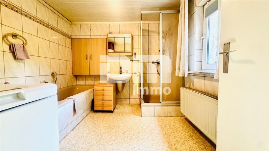 Großzügiges Einfamilienhaus mit moderner Heizung + Kachelofen in Arenshausen - OG Badezimmer / Wanne / Dusche